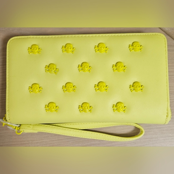 Betsey Johnson Neon Citron Skull Studded Wristlet Zip Around Credit Card Wallet - Picture 10 of 11